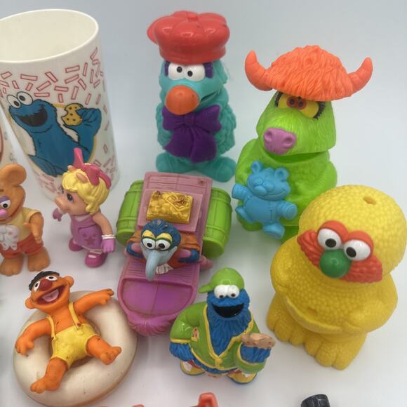Vintage Sesame Street Toy Lot - PVC Figures, Cups, Big Bird Bert Ernie Elmo - Picture 2 of 8
